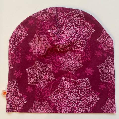 Mössan Mandala cerise, fotograferad ovanifrån