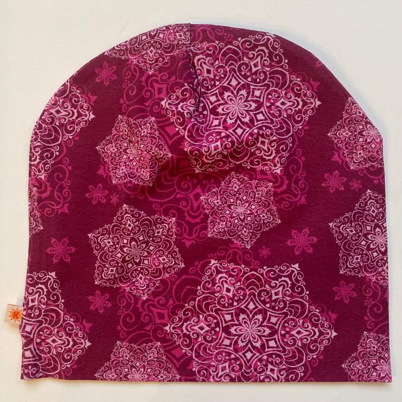Mössan Mandala cerise, fotograferad ovanifrån