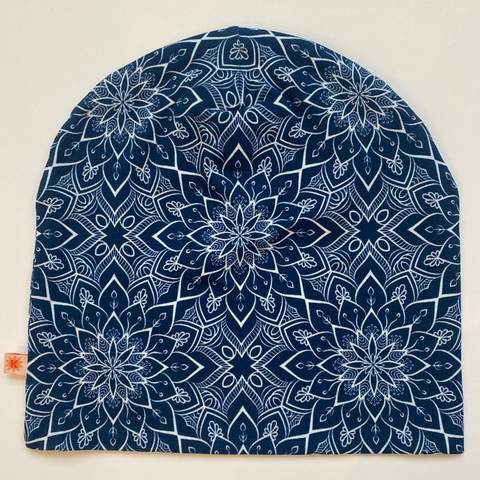 Mössan Mandala navy, fotograferad ovanifrån