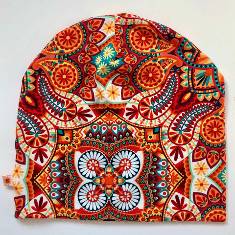 Mössan Mandala orange, fotograferad ovanifrån