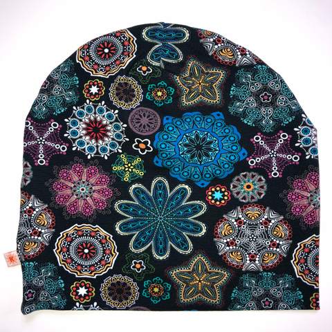 Mössan Svart Mandala, fotograferad ovanifrån