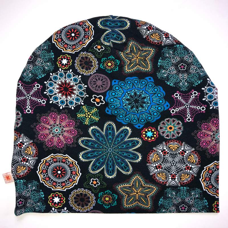 Mössan Svart Mandala, fotograferad ovanifrån